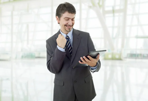 Hombre Negocios Que Usa Almohadilla Táctil Tableta Oficina — Foto de Stock