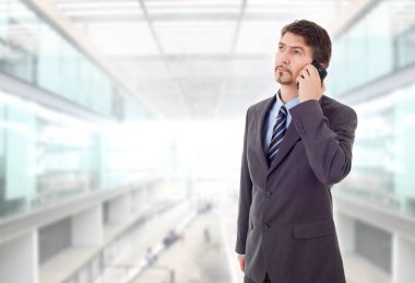 İş adamı telefonda, ofiste.