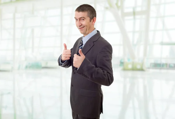 Szczęśliwy Biznesmen Będzie Kciuk Górę Biurze — Zdjęcie stockowe