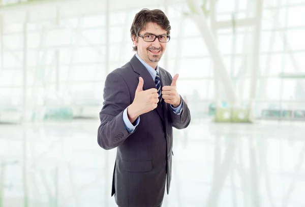 Joven Hombre Negocios Pulgar Hacia Arriba Oficina — Foto de Stock