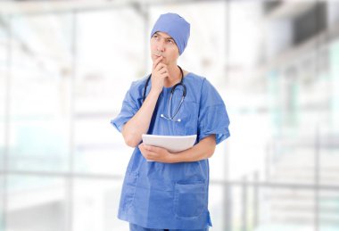 endişeli doktor hastanede notlarını isteyen