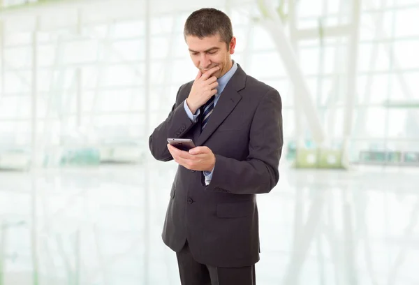 Gelukkige Zakenman Aan Telefoon Kantoor — Stockfoto