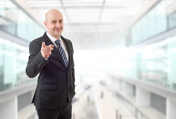 Homem Negócios Feliz Apontando Escritório — Fotografia de Stock