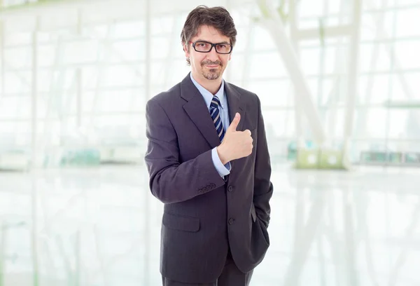若いビジネスマンがオフィスで親指を立て — ストック写真