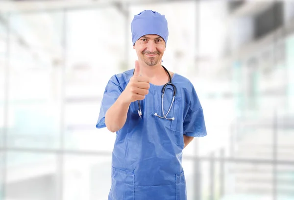 Szczęśliwy Lekarz Wyświetlono Kciuk Górę Szpitalu — Zdjęcie stockowe