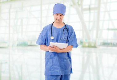 Erkek Doktor hastanede onun notları ile düşünme