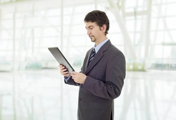 Adamı Ofisteki Tablet Bilgisayarını Kullanıyor — Stok fotoğraf