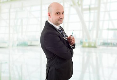 Hastanede mutlu bir erkek doktor.