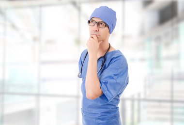 erkek doktor hastanede düşünme