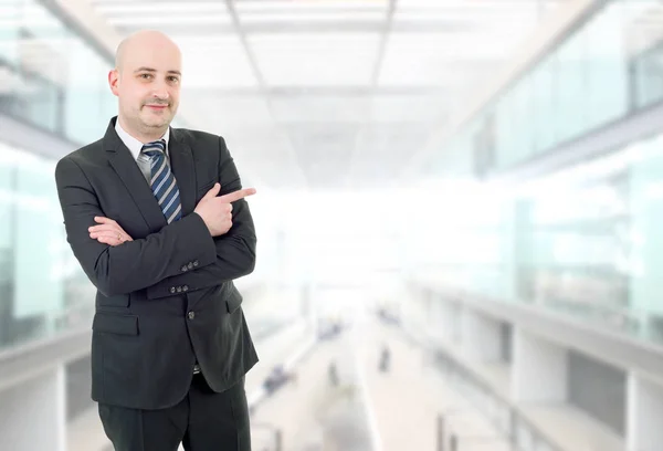 Glücklicher Geschäftsmann Der Auf Das Büro Zeigt — Stockfoto