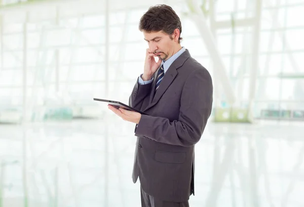 Jungunternehmer Der Büro Mit Einem Tablet Arbeitet — Stockfoto