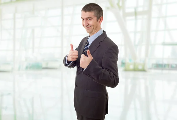 幸せなビジネスマンがオフィスで親指を立て — ストック写真
