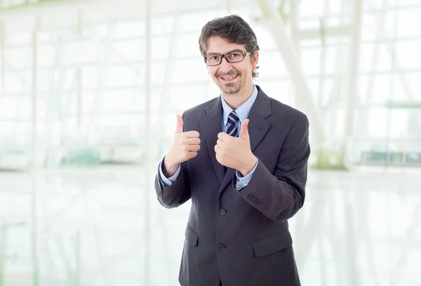 Szczęśliwy Biznesmen Będzie Kciuk Górę Biurze — Zdjęcie stockowe
