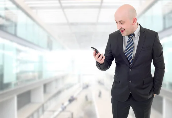 Глупый Бизнесмен Удивлен Своим Мобильным Телефоном Офисе — стоковое фото