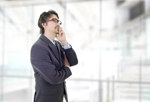 Joven Hombre Negocios Pensando Oficina — Foto de Stock