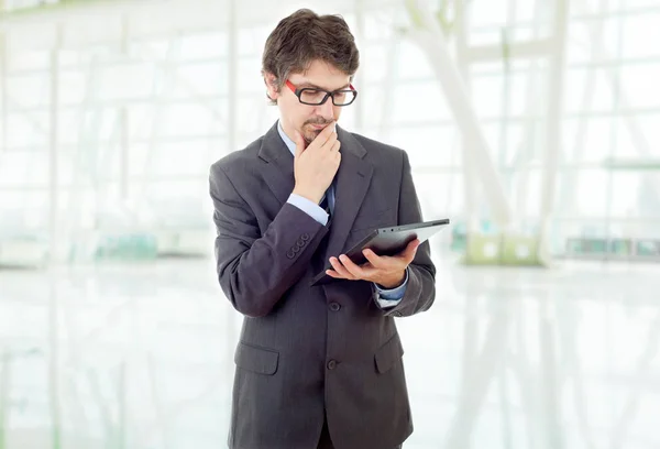 Joven Hombre Negocios Con Una Tableta Aislado — Foto de Stock