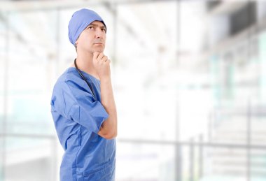 erkek doktor hastanede düşünme