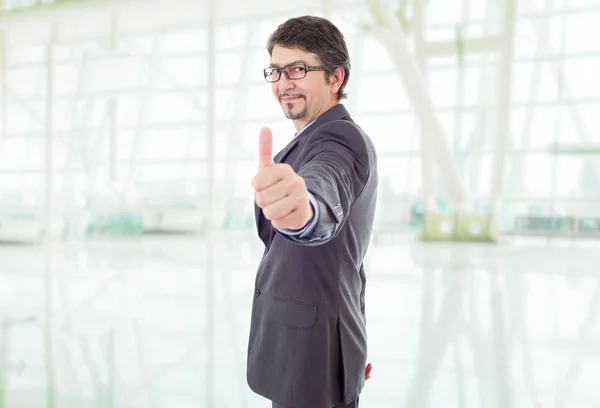 Joven Hombre Negocios Pulgar Hacia Arriba Oficina — Foto de Stock