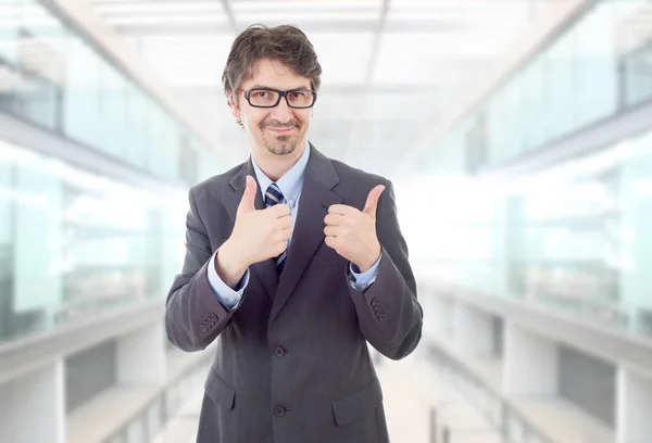 Hombre Negocios Feliz Pulgar Hacia Arriba Oficina — Foto de Stock