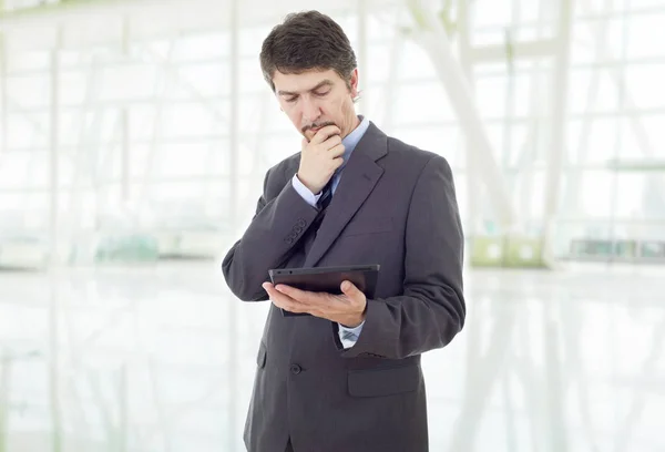 Hombre Negocios Pensando Con Una Tableta Oficina —  Fotos de Stock