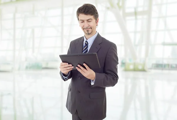 Geschäftsmann Mit Touchpad Des Tablet Pcs Büro — Stockfoto