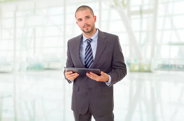 Hombre Negocios Preocupado Con Una Tableta Oficina — Foto de Stock