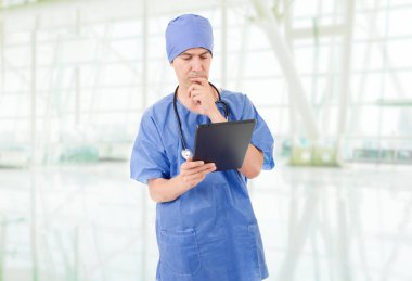 Hastanede tablet ile erkek doktor