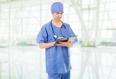 Hastanede tablet ile erkek doktor
