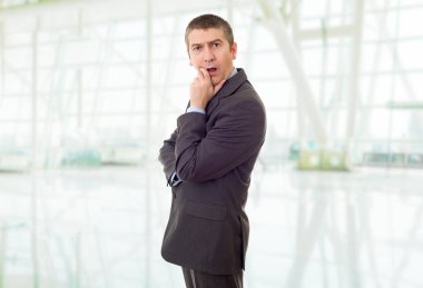 Genç iş adamı ofise şaşırdı.