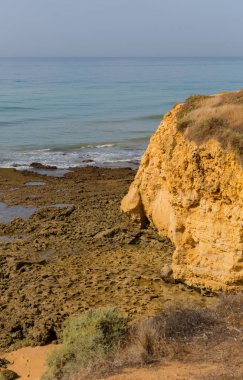 ünlü plajı, Olhos de Agua Albufeira. Bu plaj Algarve bölgesinin ünlü turistik bir parçasıdır.
