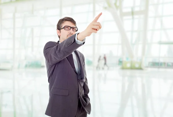 Joven Hombre Negocios Señalando Oficina —  Fotos de Stock