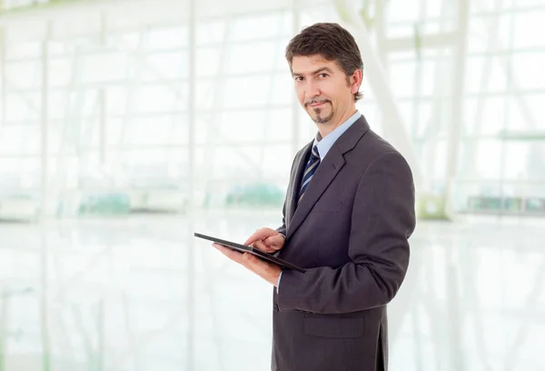 Jeune Homme Affaires Avec Une Tablette Bureau — Photo