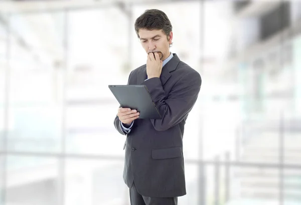 Joven Hombre Negocios Con Una Tableta Oficina — Foto de Stock