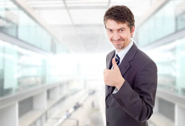 Szczęśliwy Biznesmen Będzie Kciuk Górę Biurze Obrazek Stockowy