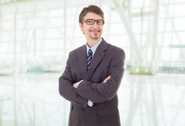 Ofisteki genç iş adamı portresi.