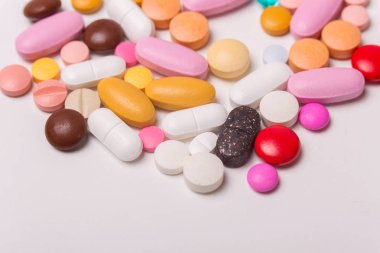 farklı tabletler haplar kapsül yığınları karışık terapi ilaçları