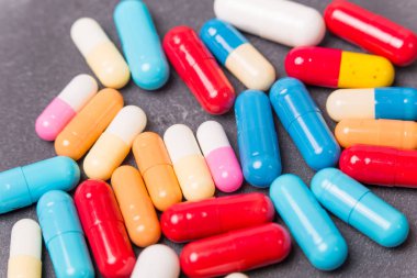 farklı tabletler haplar kapsül yığınları karışık terapi ilaçları