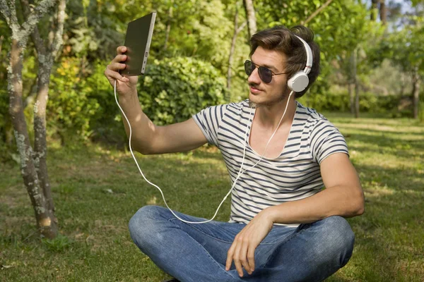 Giovane Uomo Che Rilassa Con Tablet Ascoltando Musica Con Cuffie — Foto Stock
