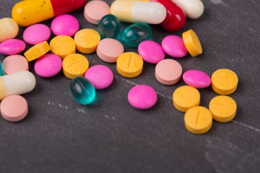 farklı tabletler haplar kapsül yığınları karışık terapi ilaçları