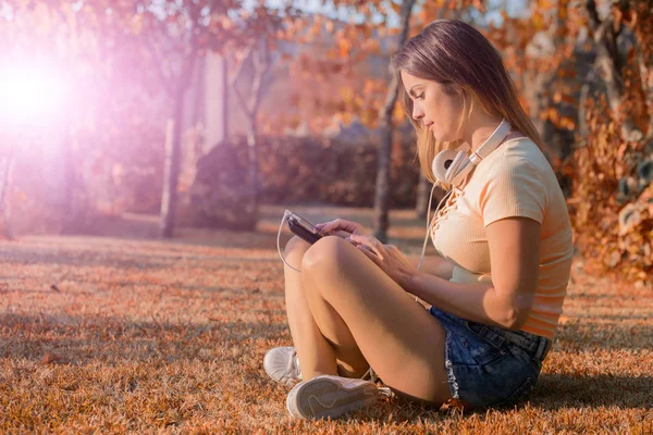 Donna Casual Che Lavora Con Tablet Con Cuffie All Aperto — Foto Stock