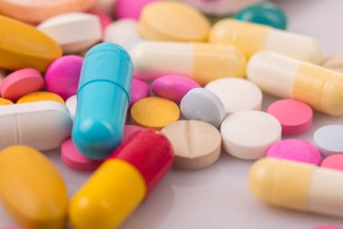 farklı tabletler haplar kapsül yığınları karışık terapi ilaçları