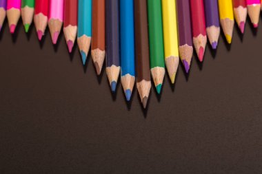 Koyu arkaplanda, ahşap renkli kalemler.