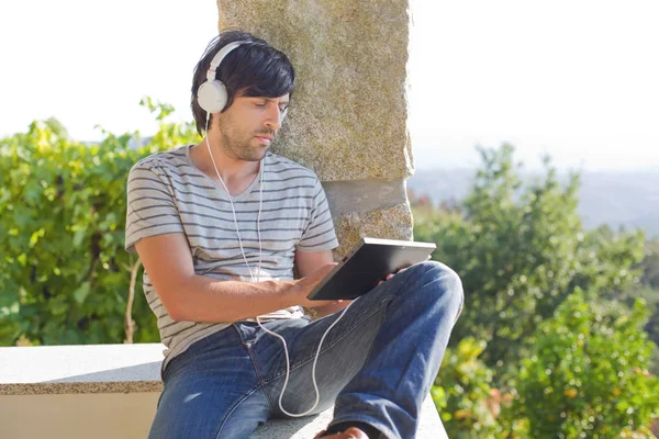 Giovane Che Lavora Con Tablet Ascoltando Musica Con Cuffie All — Foto Stock