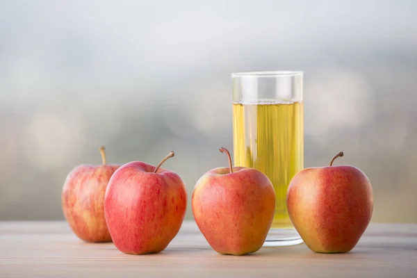 Äpfel Und Apfelsaft Auf Einem Holztisch Freien — Stockfoto