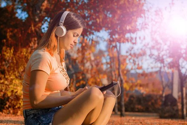 Mulher Casual Trabalhando Com Tablet Com Fones Ouvido Livre — Fotografia de Stock