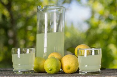 ahşap bir masa, sonbahar seti, açık üzerinde limon suyu