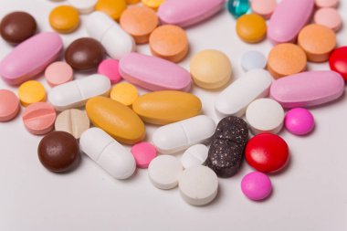 farklı tabletler haplar kapsül yığınları karışık terapi ilaçları