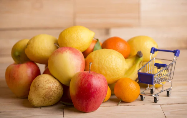 Frukt Och Kundvagn Ett Träbord Studio Bild — Stockfoto