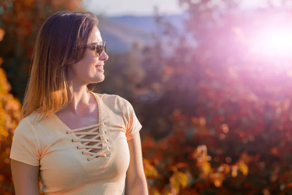 Hermosa Mujer Casual Disfrutando Del Sol Aire Libre — Foto de Stock