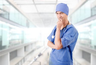 Hastanedeki mutlu erkek doktor.